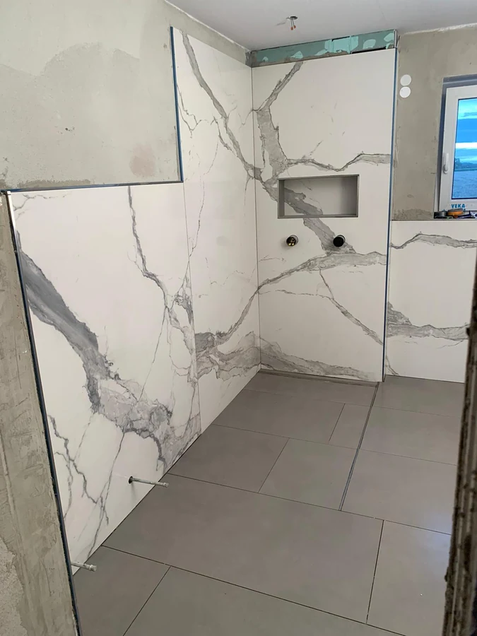 Großformatige Fliesen im Badezimmer, Aufnahme 1